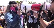 Protest w Kalifornii przeciwko blokadom skrajnej prawicy na Facebooku. Doszło do przepychanek z antyfaszystami