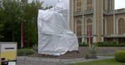 Licheński pomnik z figurą księdza Eugeniusza M. zasłonięty plandeką
