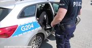 Ojciec wystawił córkę przez okno jadącego autobusu