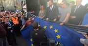 Pocięli flagę Unii Europejskiej sekatorem. Marsz Narodowców w Warszawie, była próba blokady