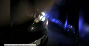 Policjant zatrzymał pojazd do kontroli drogowej. Kierowca odpowiedział serią 30 strzałów z karabinu