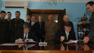 Podpisanie porozumienia - minister obrony RP Jerzy Szmajdziński (P) i minister obrony narodowej Albanii Pandeli Majko