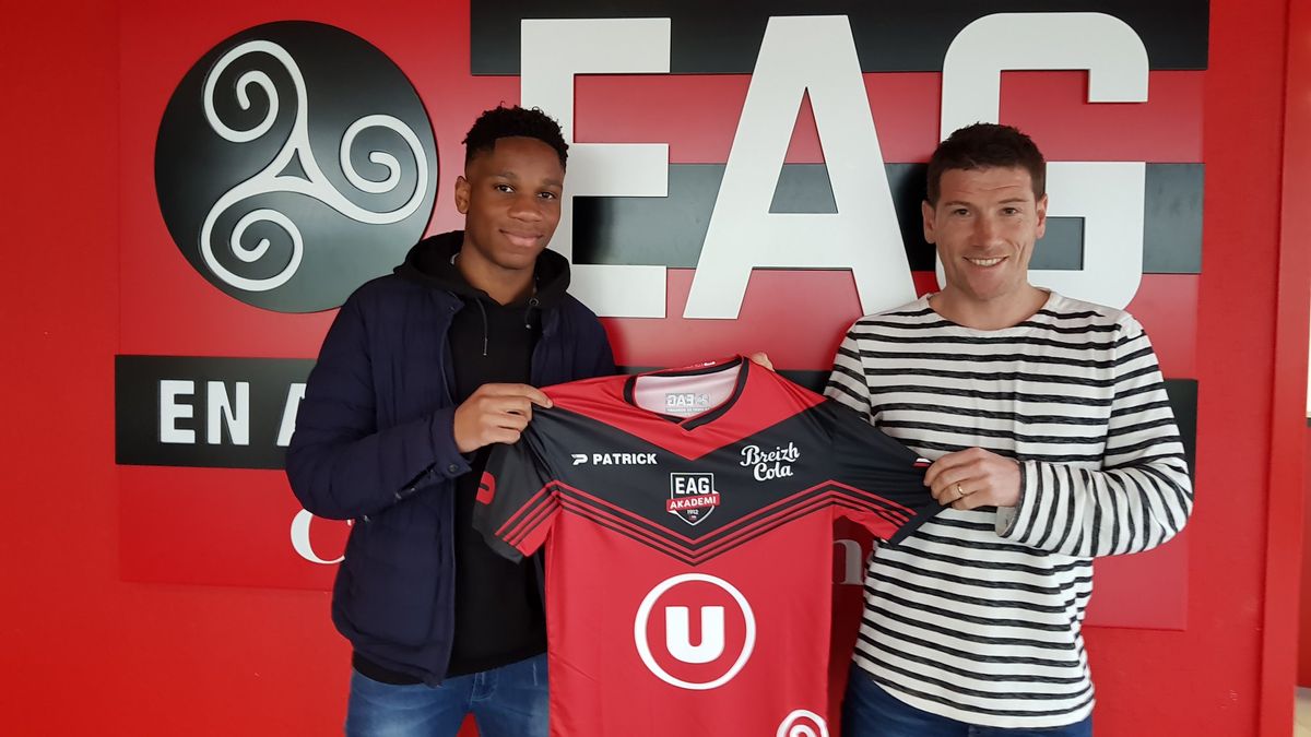 Materiały prasowe / Twitter Guingamp / Isaac Drogba (z lewej)