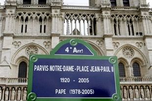Plac przed Notre-Dame otrzymał imię Jana Pawła II
