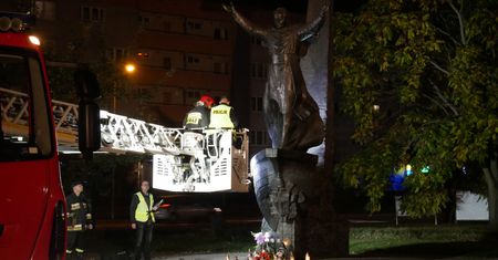 SZOK. Pomnik Świętego Jana Pawła II obrzucono jajkami