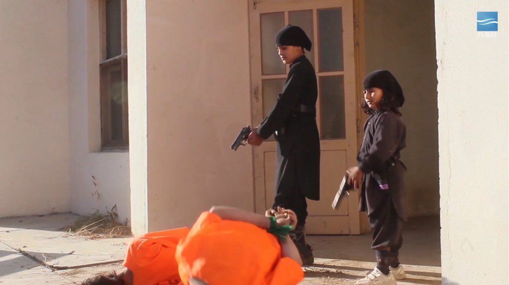 ISIS pokazało wstrząsający film. Dzieci strzelają więźniom w tył głowy