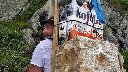 Tragarz i jego "plecak" z zaopatrzeniem dla schroniska