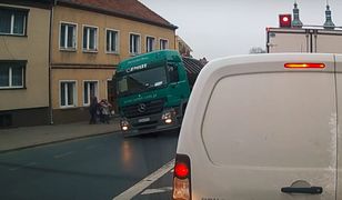 Wypadek w Ujściu: ciężarówka ze złomem przewróciła się na chodnik