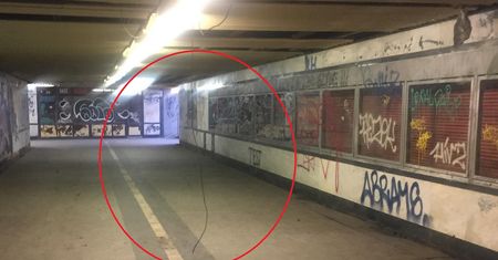 Kabel wisi w przejściu podziemnym. Miasto od dawna wie o problemie