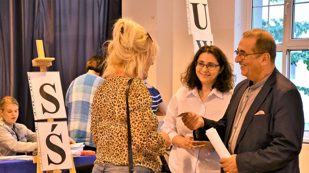 Prezydent Świnoujścia Janusz Żmurkiewicz podczas przyjmowania wniosków o "300+"