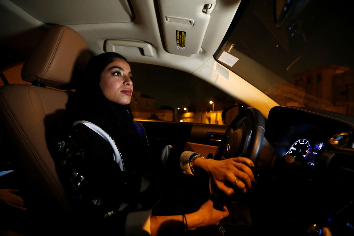 Kobiety w Arabii Saudyjskiej mogą prowadzić samochody. Jednak nadal muszą mieć "opiekunów"