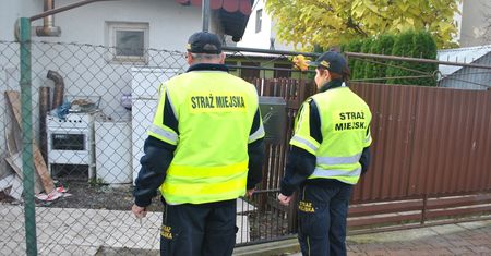 Ruszają zmasowane kontrole prywatnych nieruchomości. Strażnicy miejscy przetrzepią nawet śmieci na podwórku