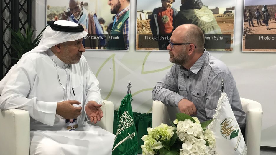 Dr Abdullah al Rabeeah podczas targów pomocy humanitarnej w Warszawie