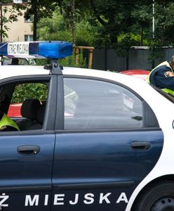 Samochód warszawskiej straży miejskiej oblany kwasem masłowym