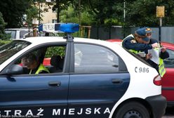 Samochód warszawskiej straży miejskiej oblany kwasem masłowym