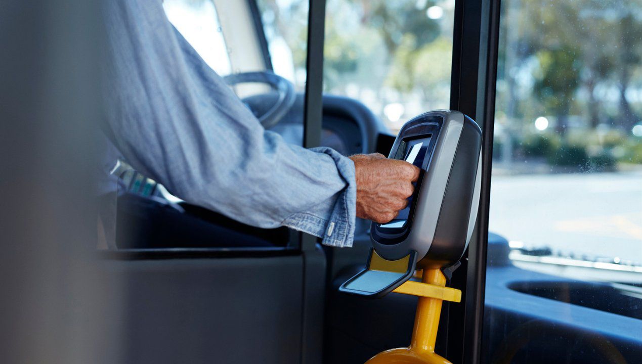 Jak jeździć bez opłat? Z darmowej komunikacji miejskiej korzystają nie tylko seniorzy