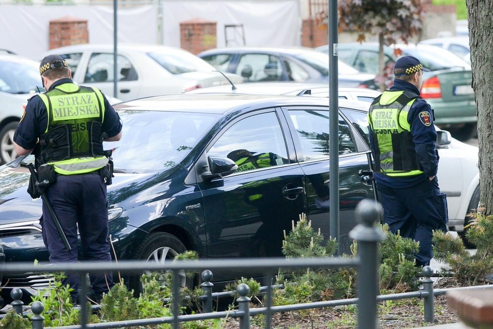 Warszawa. Strażnik miejski zwrócił uwagę rowerzystce. Ugryzła go