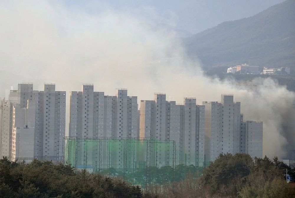 Pożar koło wioski olimpijskiej. Na zdjęciach kłęby dymu