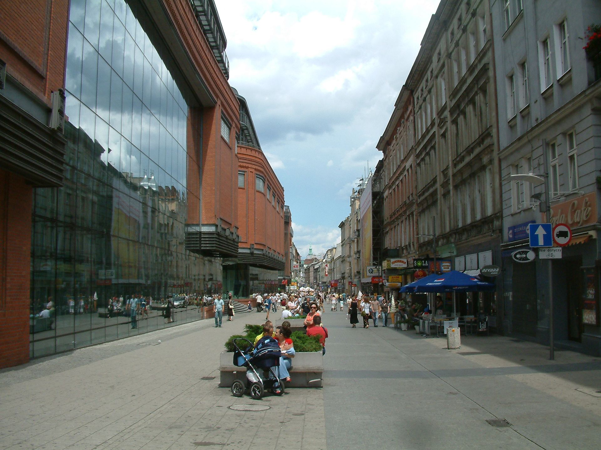 Ul. Półwiejska w Poznaniu to popularny deptak