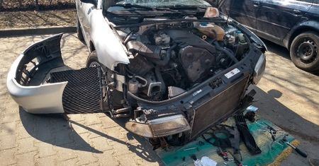 Naprawiał samochód na parkingu. Został ukarany