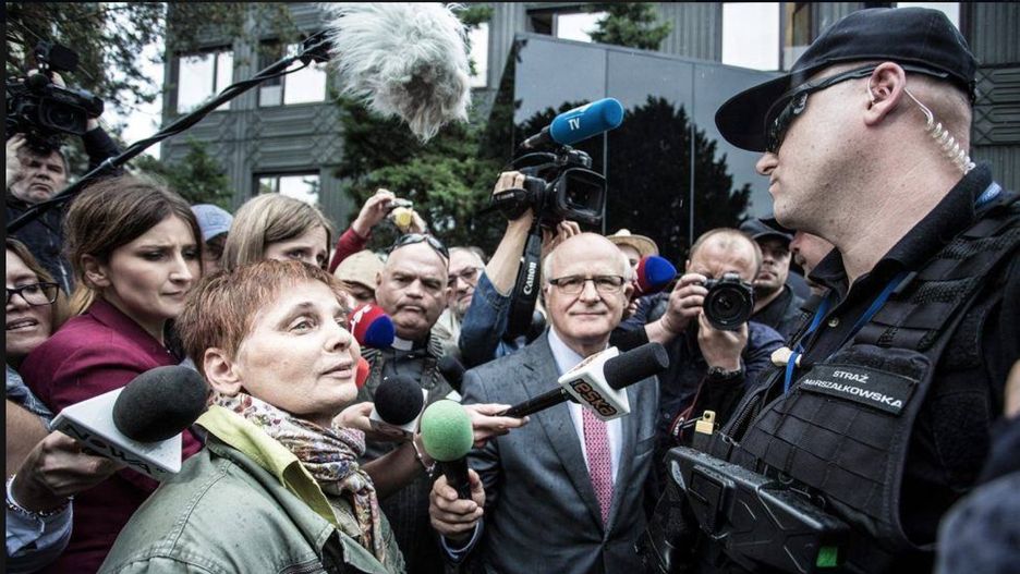 Janina Ochojska przed Sejmem. Drogę do Sejmu blokuje jej Straż Marszałkowska