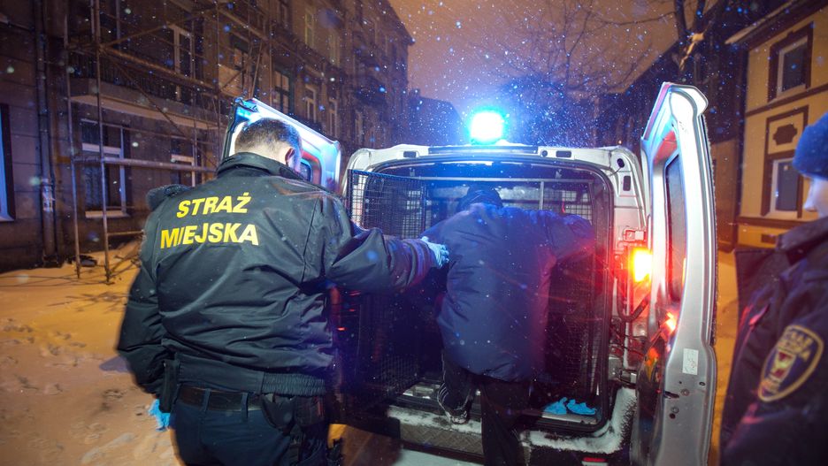 Straż miejska patroluje ulice i sprawdza, czy bezdomni nie spędzają nocy na dworze