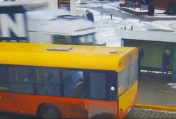 Ciężarówka staranowała przystanek. Ludzie stali tuż obok