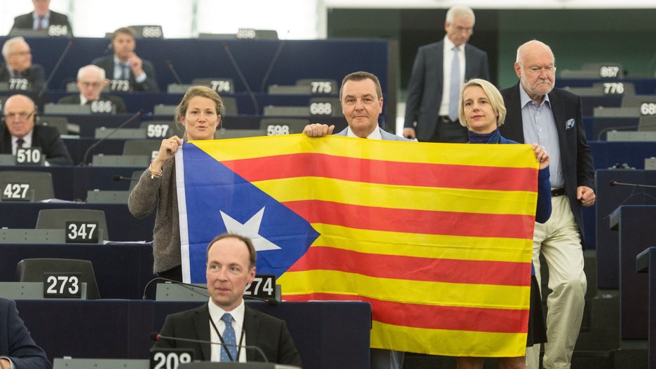 Helga Stevens (P) razem z partyjnymi kolegami przyniosła do Parlamentu Europejskiego flagę Katalonii