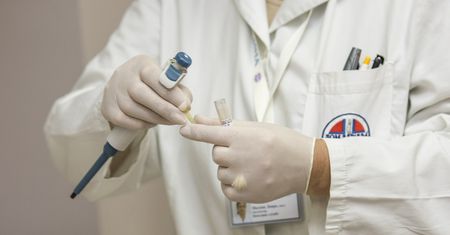 Naciągają na badania medyczne, organizują pokaz handlowy. 370 tys. zł kary od UOKiK-u
