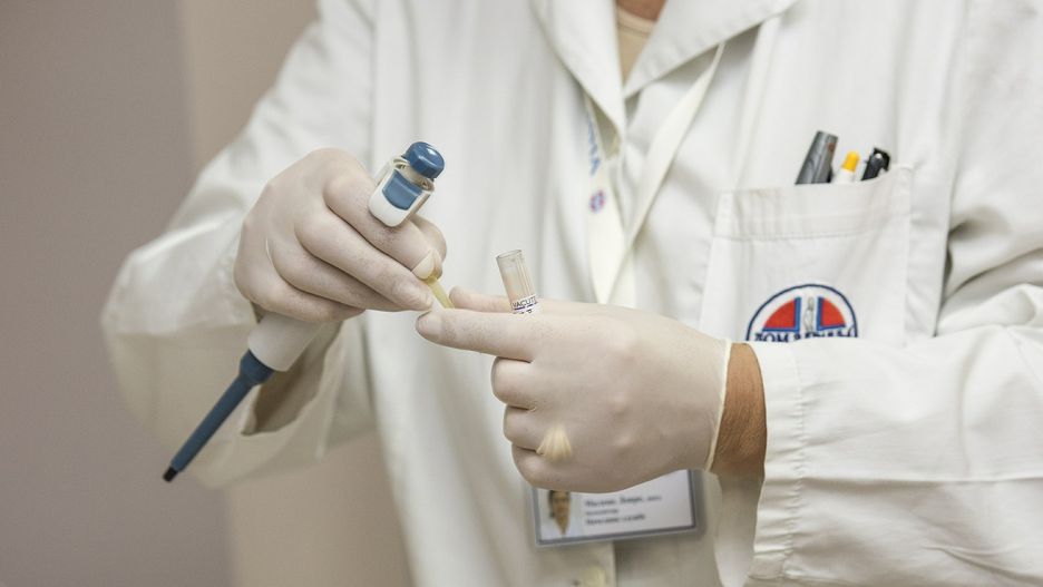 Jedna z poszkodowanych osób napisała, że pseudobadanie polegało na "trzymaniu metalowej rączki".