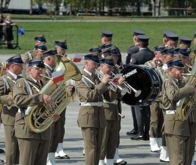 Wojsko robi wyprzedaż. Sprzedaje... puzony i werble