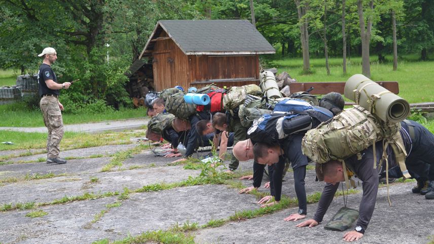 Aby się sprawdzić, trzeba wydać 400 zł. Kto naprawdę myśli o GROM-ie, powinien jednak pojechać z majorem w Bieszczady