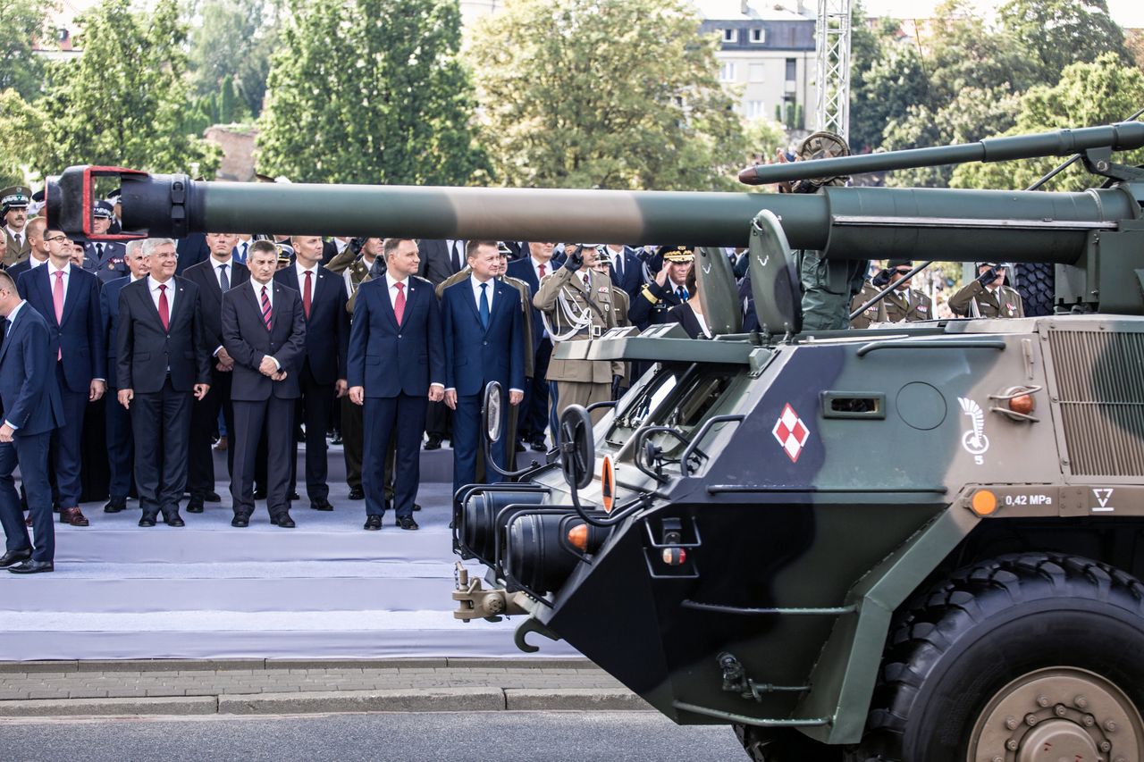 Pal sześć wasze defilady wojskowe, przemówienia i uroczystości. Armii potrzebujemy, nie defilady!