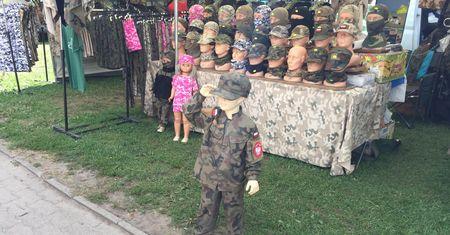 Wojskowe mundury dla dzieci podbijają rynek. Generał: skojarzenia z Koreą Płn.