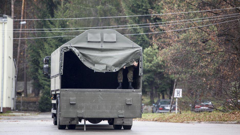 Wypadek ciężarówki wojskowej w gminie Goworowo. Ranni żołnierze