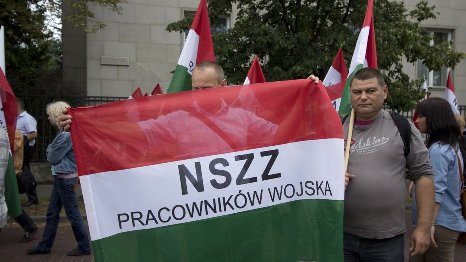 Związkowcy z NSZZ Pracowników Wojska podczas manifestacji w czerwcu 2014 roku