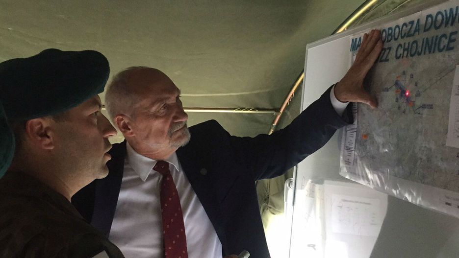 Szef MON Antoni Macierewicz podczas akcji w nawiedzonej nawałnicą wsi Rytel.