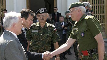 Premier Leszekm Miller, premier Danii Anders Fogh Rasmussen, gen. Zygmunt Sadowski, dowódca Korpusu i płk. H.M. Meyer