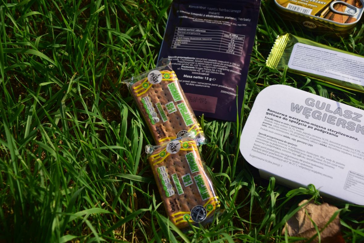 Piknik z wojskową racją żywnościową 