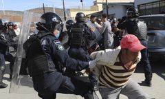 Meksyk i USA nie radzą sobie z imigrantami. Doszło do ataku na zapory graniczne