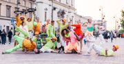 Modowy performance na ulicach Warszawy