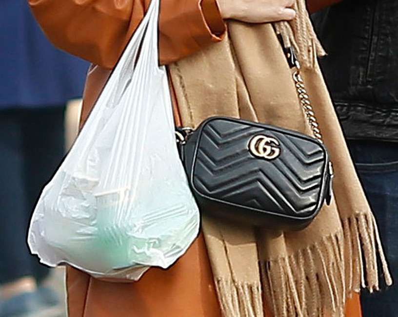 Julia Wieniawa z torebką Gucci i torbą pełną zniczy
