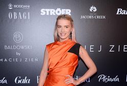 Maffashion pozuje fotoreporterom. "Trudna" sukienka nie ułatwia pozowania?