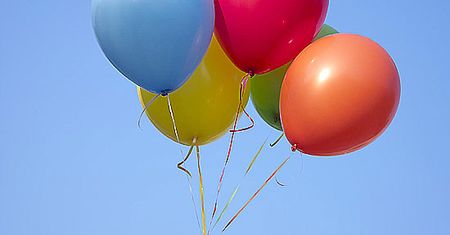 Tysiące balonów zaatakowały miasta