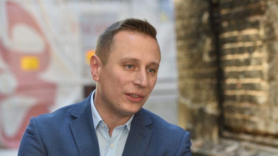 Według posła Krzysztofa Brejzy, żadnej opcji przy podpaleniu nie można wykluczyć
