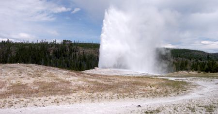 Wpadł do gorących źródeł w Yellowstone. Cudem przeżył