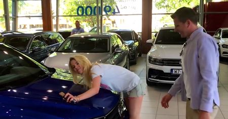 Filip Chajzer kupuje siostrze auto. Internautki chcą zastąpić jej miejsce