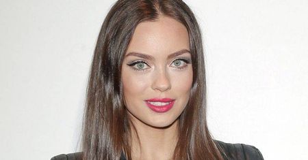 Edyta Zając w krótkiej spódnicy chwali się bardzo zgrabnymi nogami. Pasuje jej rockowy styl? [zdjęcia]
