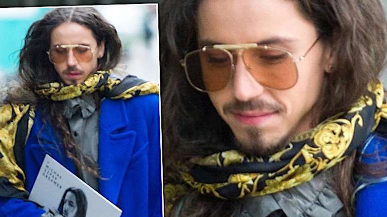 Michał Szpak stylizacja w Dzień Dobry TVN niebieski płaszcz