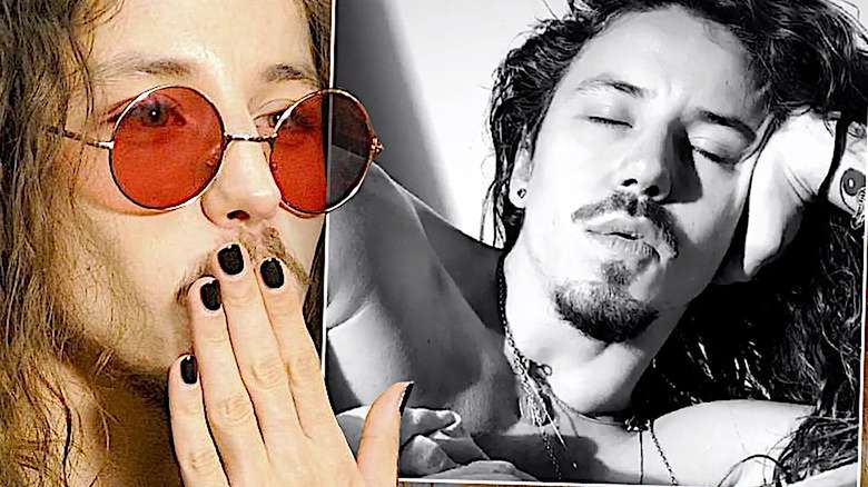 Michał Szpak nago w łóżku